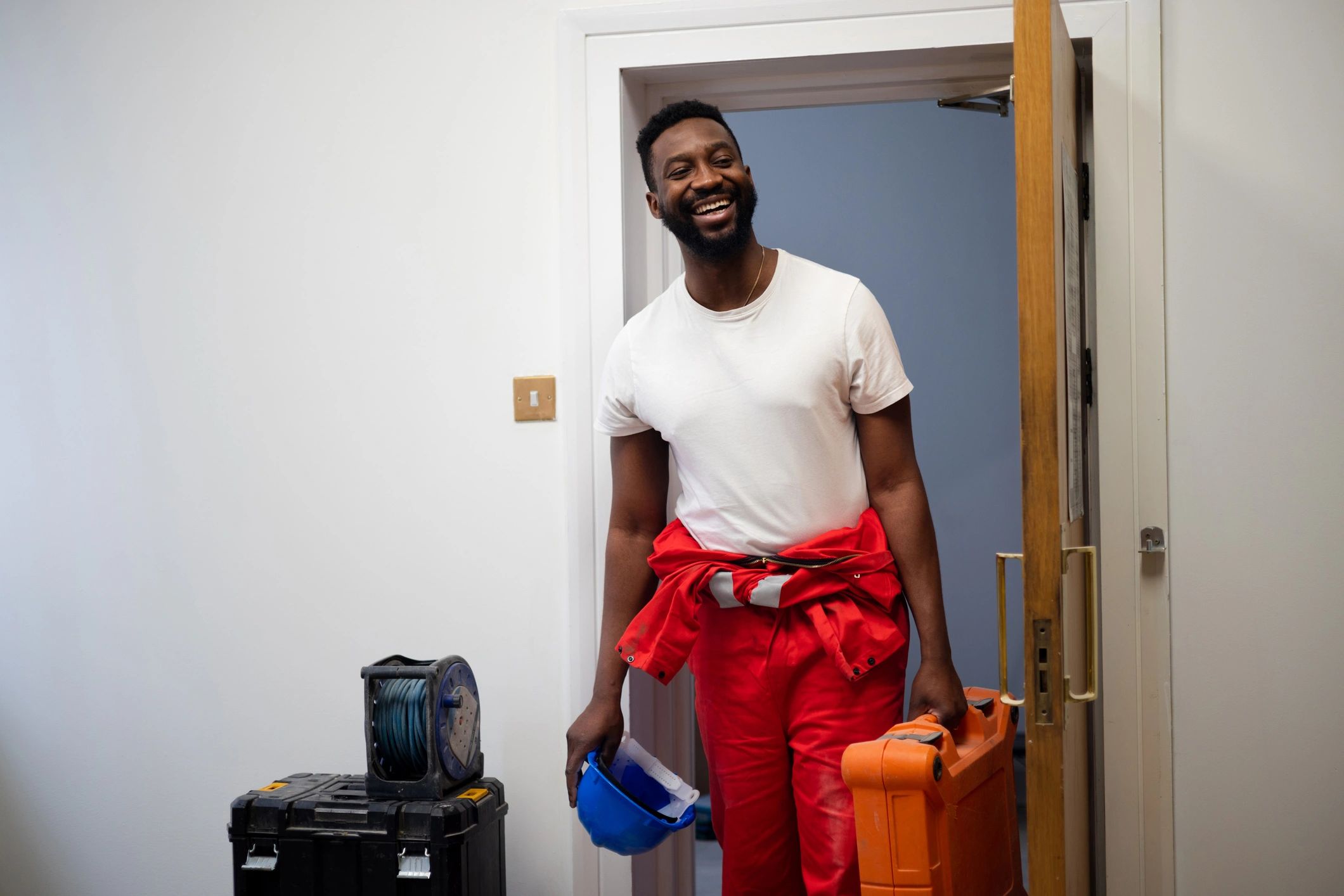 Plumbing professional ready for emergency service